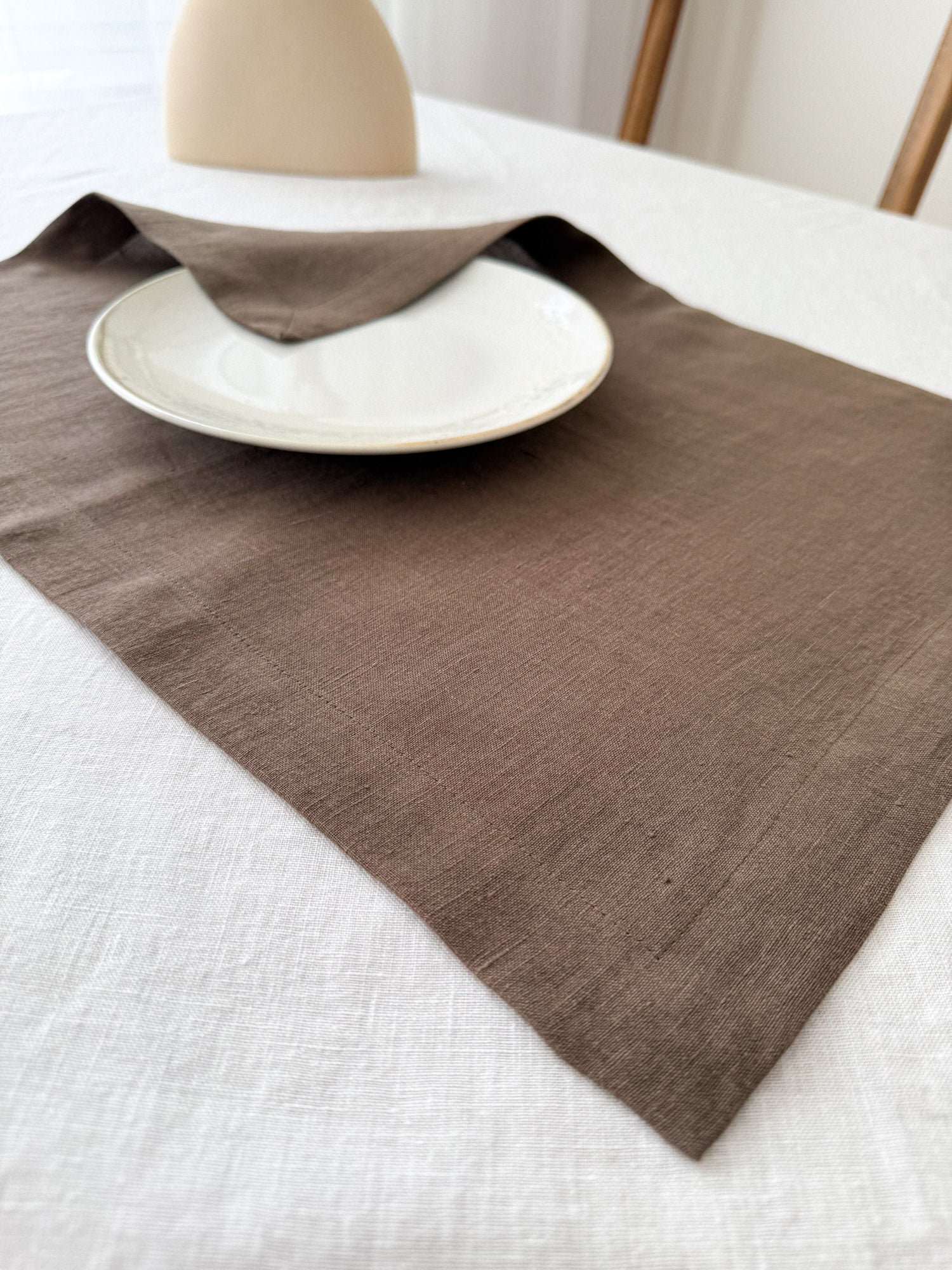 Tischset aus braunem Leinen mit Kuvertecken