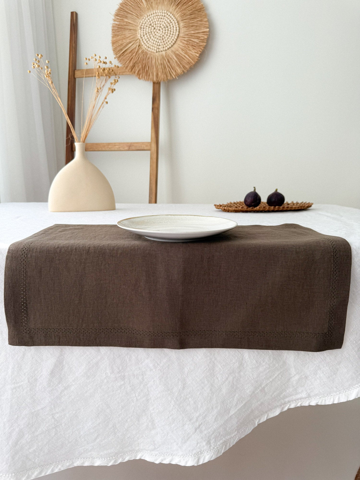 Tischset aus braunem Leinen mit Hohlsaum und Kuvertecken