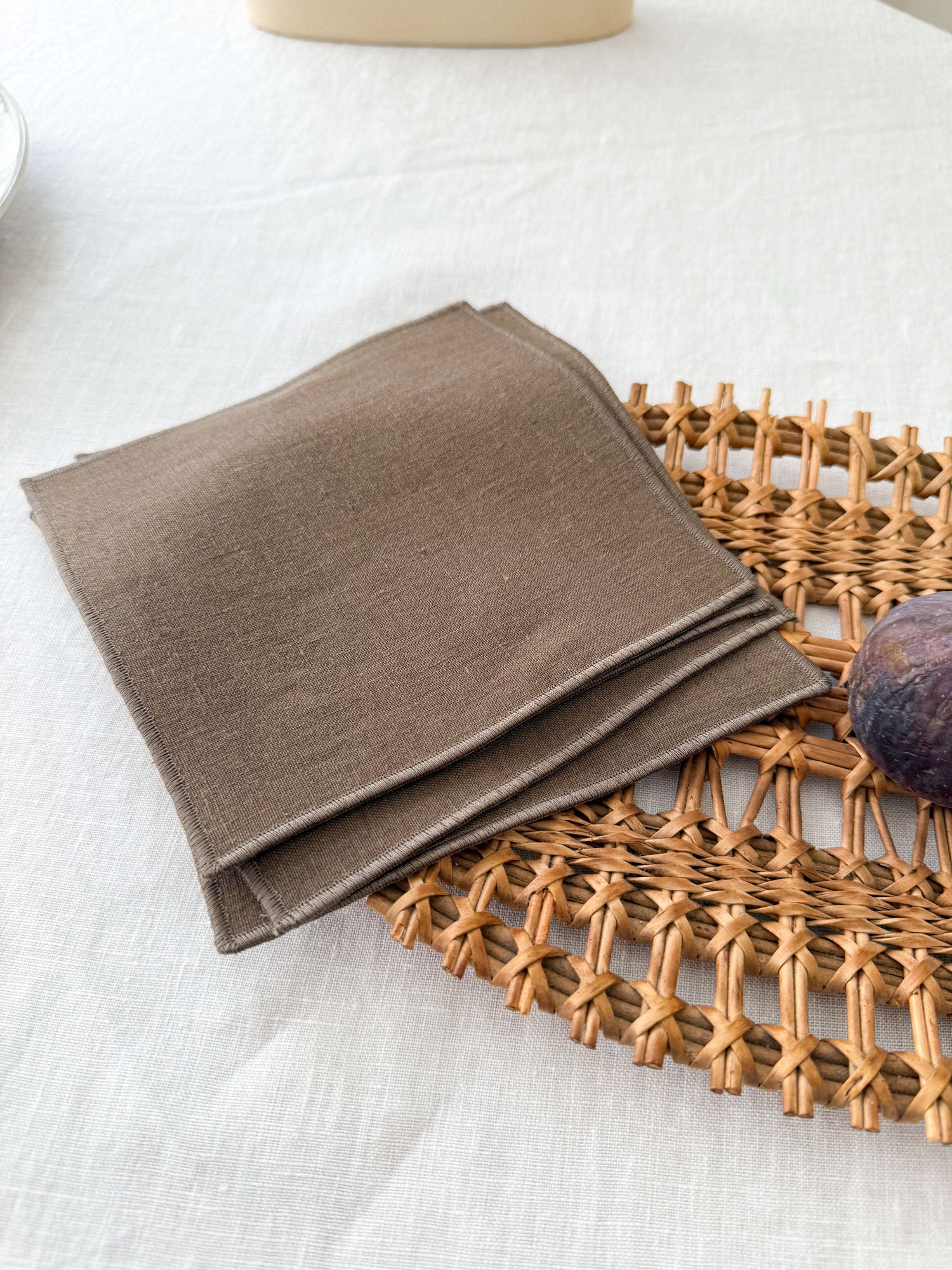 Untersetzer aus braunem Leinen mit Rollsaum – 4er-Set