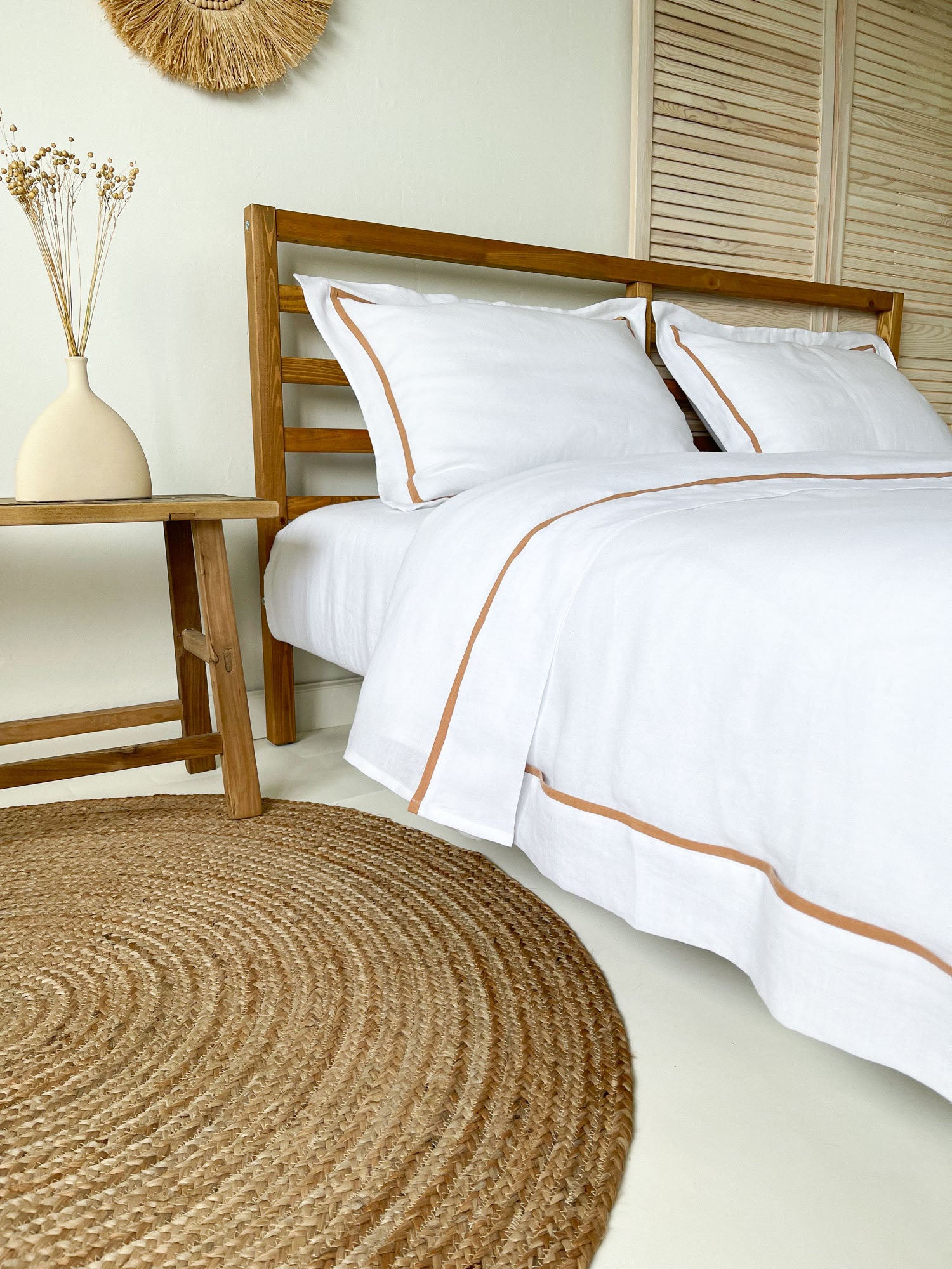 Leinen Kopfkissenbezug in weiß mit Stehsaum und Tan Band - Linen Notes