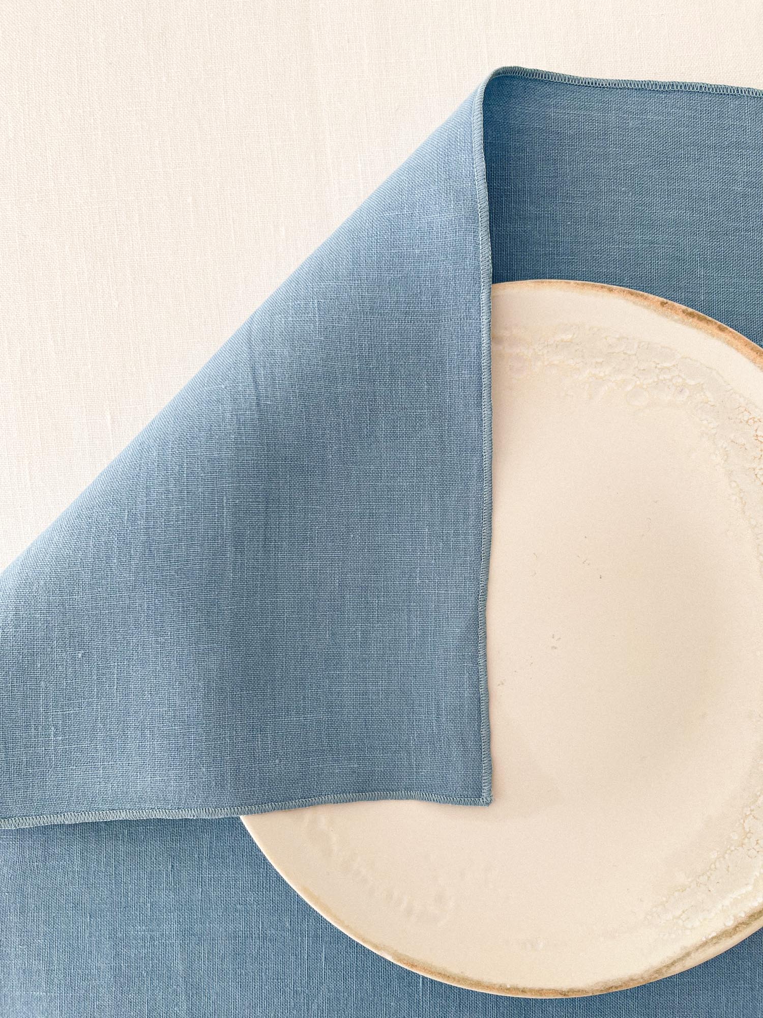 Tischset aus hellblauem Leinen mit Rollsaum - Linen Notes