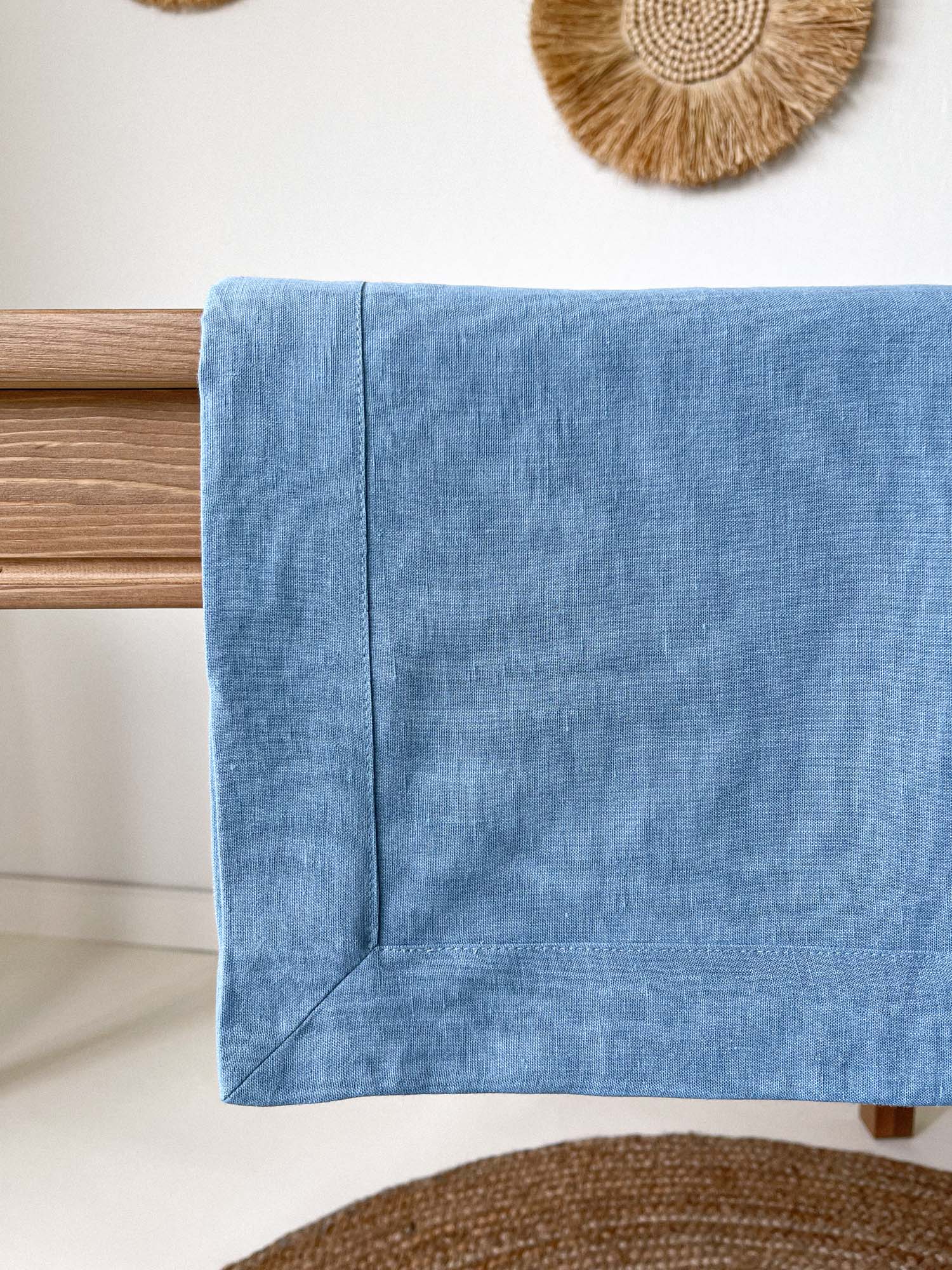 Tischdecke aus hellblauem Leinen mit breitem Saum und Kuvertecken - Linen Notes