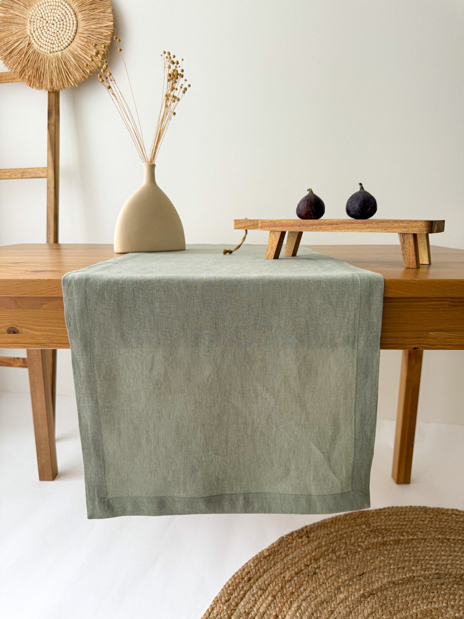 Tischläufer aus salbeigrünem Leinen mit Kuvertecken