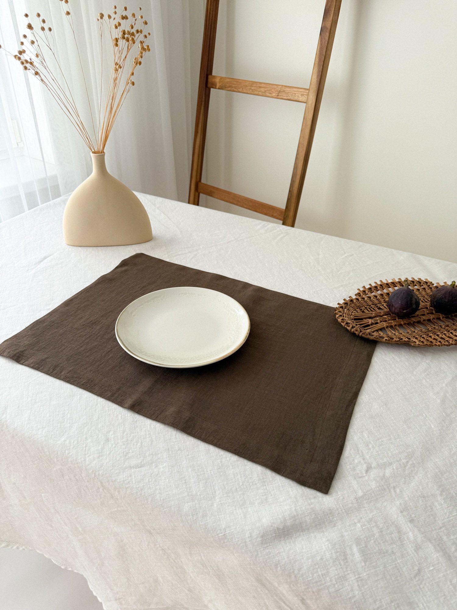 Tischset aus braunem Leinen mit Kuvertecken