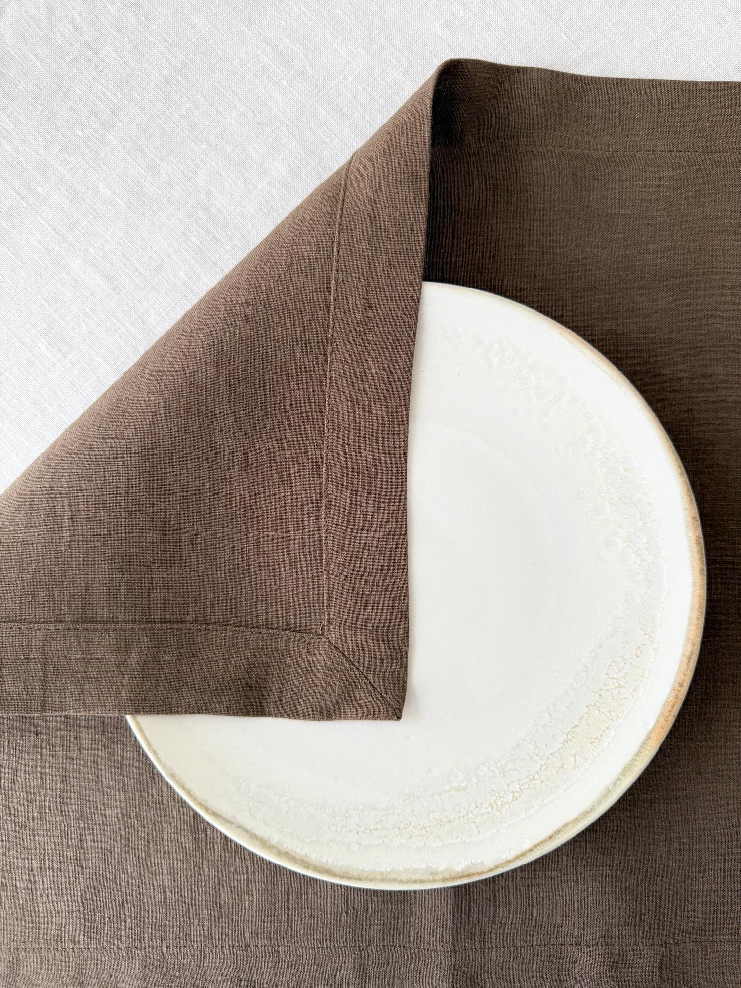 Tischset aus braunem Leinen mit Kuvertecken