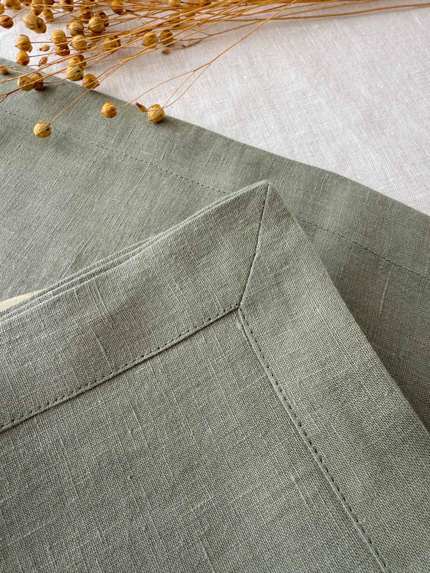 Leinenserviette mit Kuvertecken – Salbeigrün