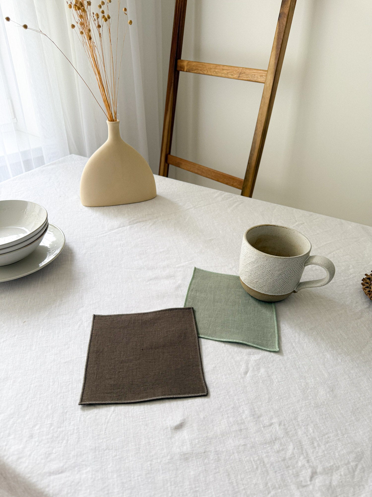 Untersetzer aus braunem Leinen mit Rollsaum – 4er-Set