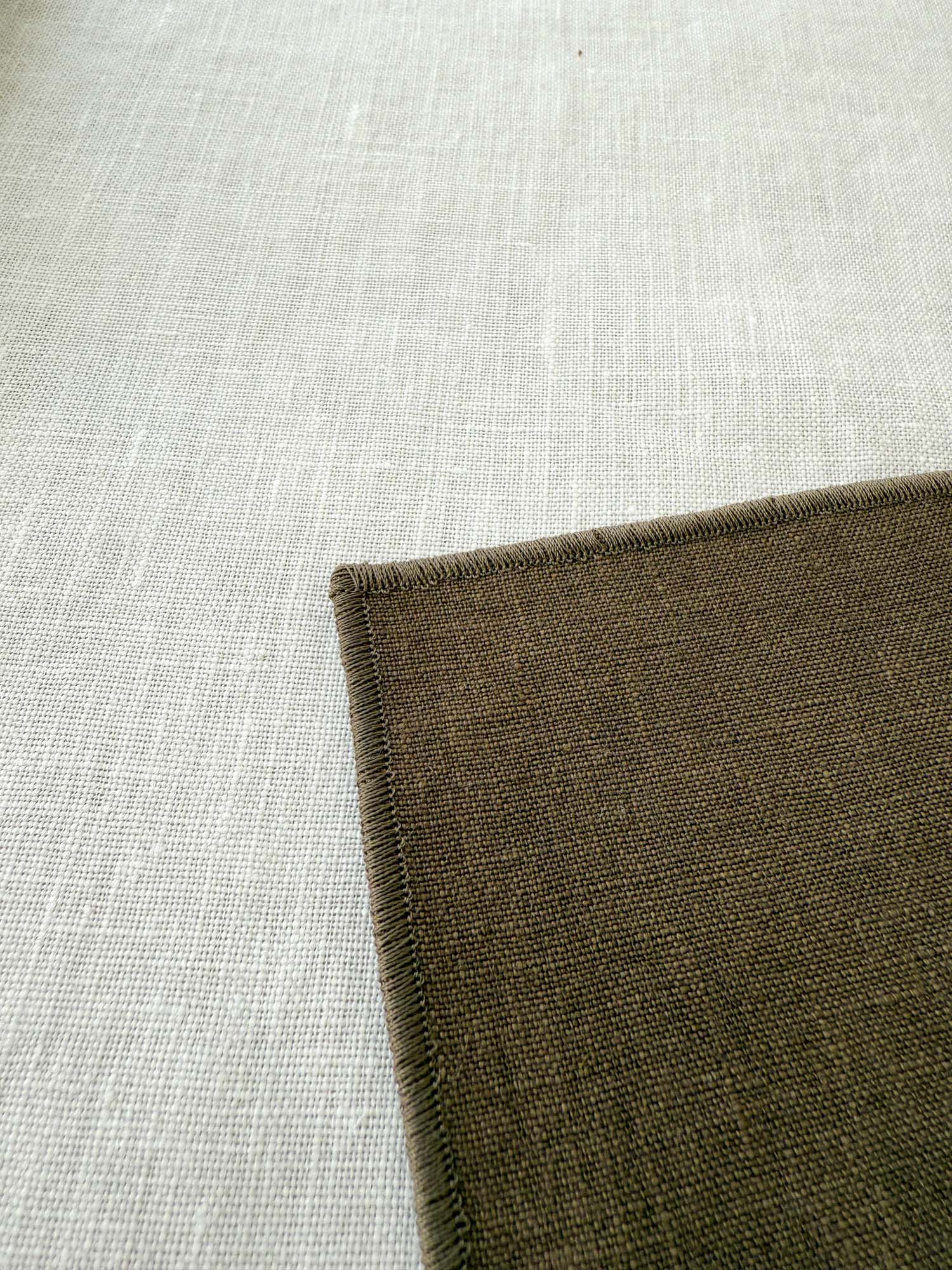 Untersetzer aus braunem Leinen mit Rollsaum – 4er-Set