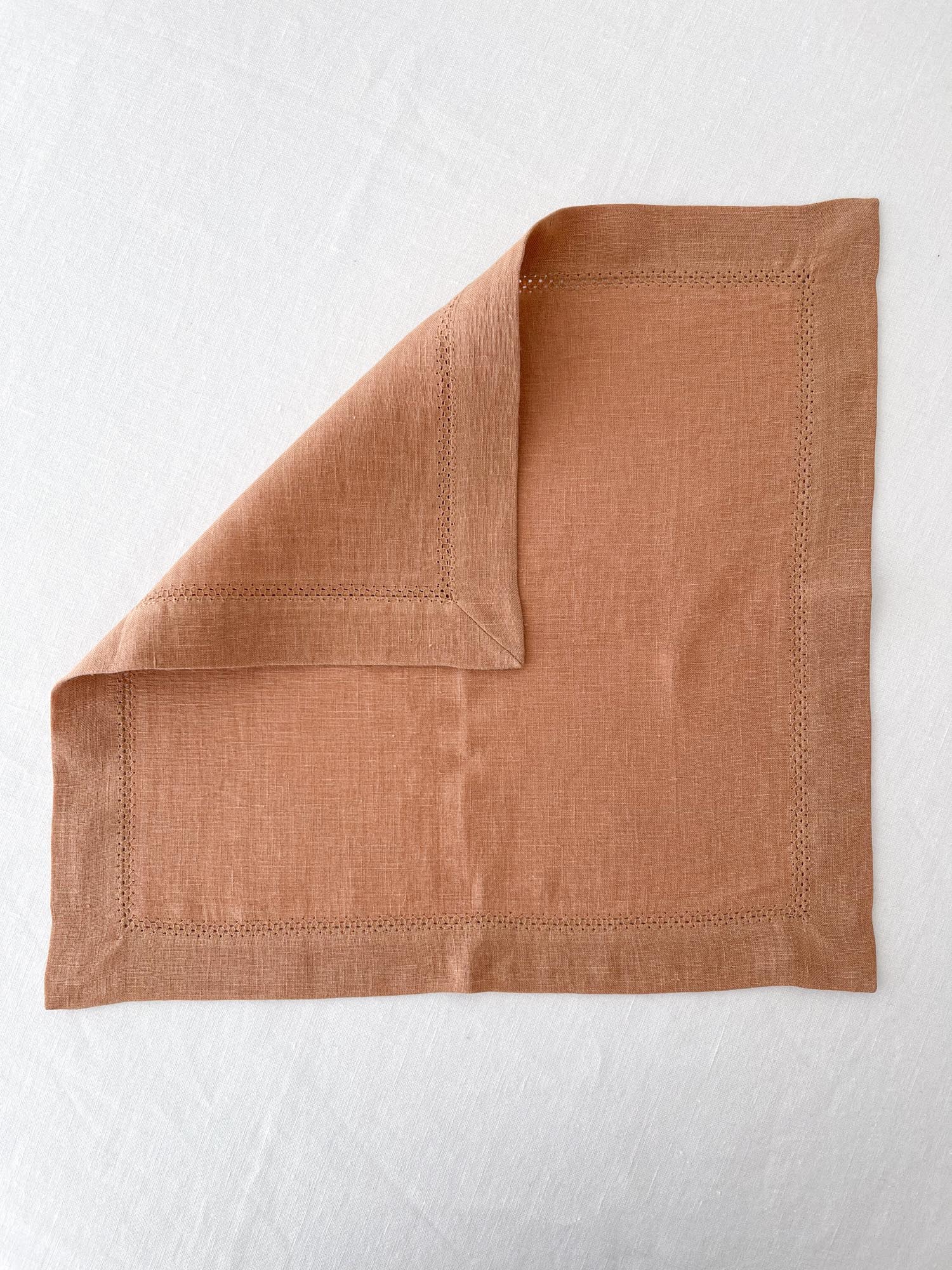 Serviette aus Tan Leinen mit Hohlsaum und Kuvertecken - Linen Notes