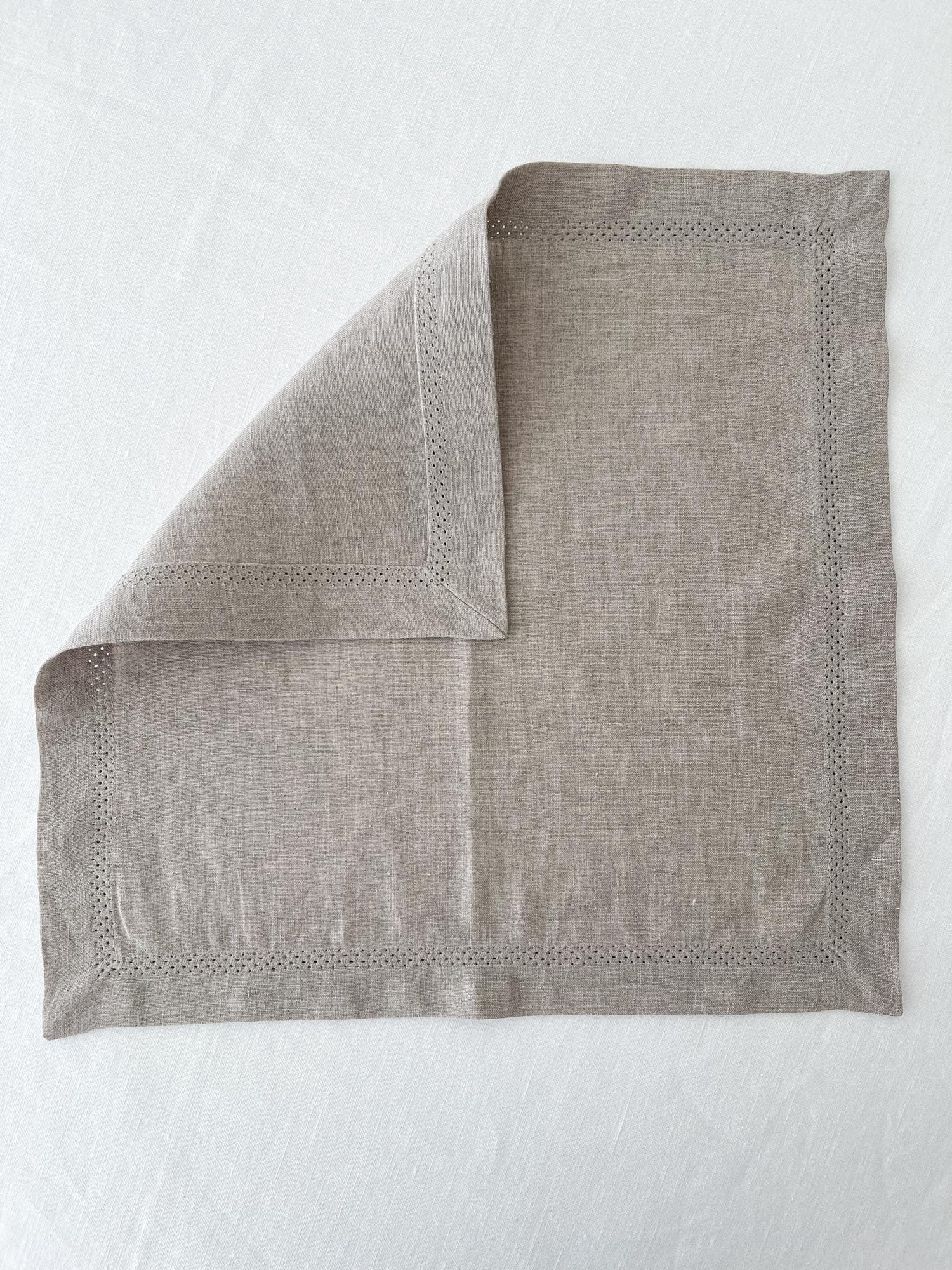 Beige Leinenserviette mit Hohlsaum und Kuvertecken - Linen Notes