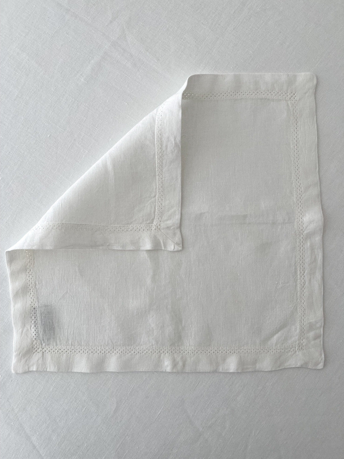 Serviette aus gebrochenem weißem Leinen mit Hohlsaum und Kuvertecken - Linen Notes